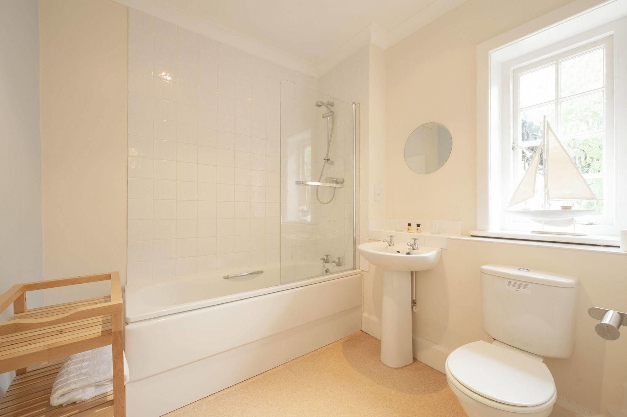 เดอะ ฟิชบอร์น - ไอล์ออฟไวท์ Bed & Breakfast Fishbourne  ภายนอก รูปภาพ